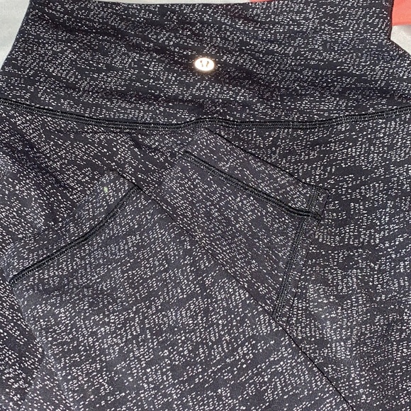Size 4 knit material lulu leggings - Picture 3 of 3
